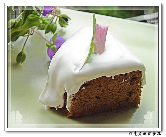 ��һ�ǿ��������񱻺���ѩ�����µ�С�� 