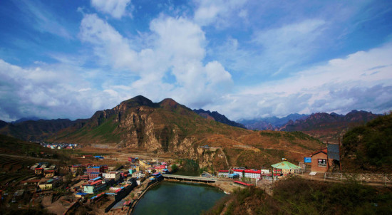 Ұ����<span class=lxw>[ע: Ұ���·羰����λ�ںӱ�ʡ�ˮ�ؾ��ڣ��౱��100�๫��羰���������460ƽ�������Ϊ6�������������԰���Ͽ����������ɫ��]</span>-��Ȼ�羰