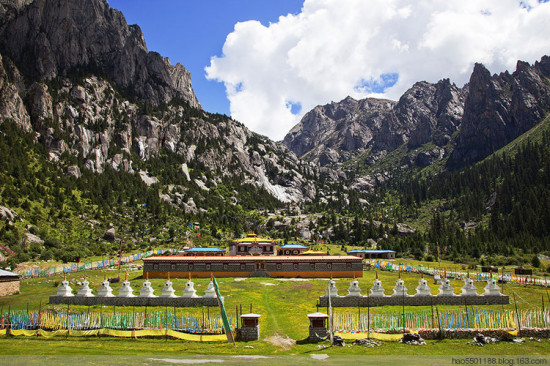 ����<span class=lxw>[ע: ������-������λ�ڸ�������������γ28��46��30��38�䣬����98��58�䣭99��45�䡣������ǡ������أ����������أ�������ɳ��������â�����ξ��������غ�����ʡ��������������������ؽ��硣]</span>������-��Ȼ�羰