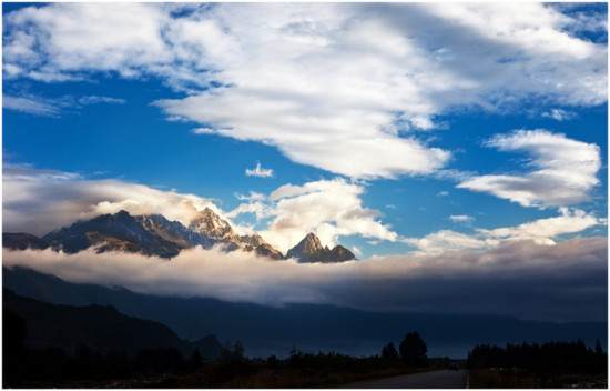 ����ѩɽ<span class=lxw>[ע: ����ѩɽ����λ���й�����ʡ����������ɽ�����������Ӷ�����5596�ף��������ϱ�����γ����͡�������ߵ�ɽ�塣����ѩɽ���ϱ�����]</span>-���ϵ���