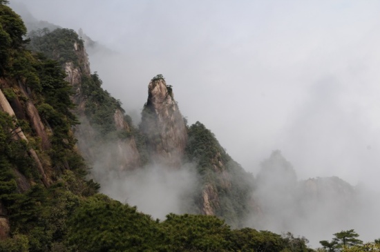 ��������ɽ<span class=lxw>[ע: ��������ɽ������Ȼ�Ų��أ�4A���羰����������5A�羰����� ����ɽλ�ڽ���ʡ�����������С���ɽ�صĽ��紦����ɽ�����220ƽ��������񾩡����顢�����塰�������������ۡ���������]</span>-��Ȼ�羰