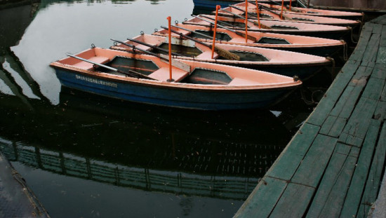 ����Ȫ<span class=lxw>[ע: ��Ȫλ�ںں�ҩȪɽ��԰�е���Ȫ���Ͳ�Զ���ı�Ȫ���������������Ȫϵ�����������ĺں���Ȫ(6��)Ȫ�ۣ�Ҳ�ǳ��������������ؿ�Ȫˮ��������ҪˮԴ֮һ��]</span>�ǹ�԰������-������Ӱ