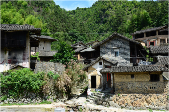 ������ׯ<span class=lxw>[ע: ��ׯ��λ�����ݳǶ���38�������ɽ�о��ڣ���������900�������ʷ����ʷ��ɣ��Ũ������Ļ���������ׯ�����������ˮ���ò�����ص����ľ��ۣ����ӵ����׷��飬��Ϊ�����Ļ��Ĺ屦��]</span>�������´�-��Ȼ�羰