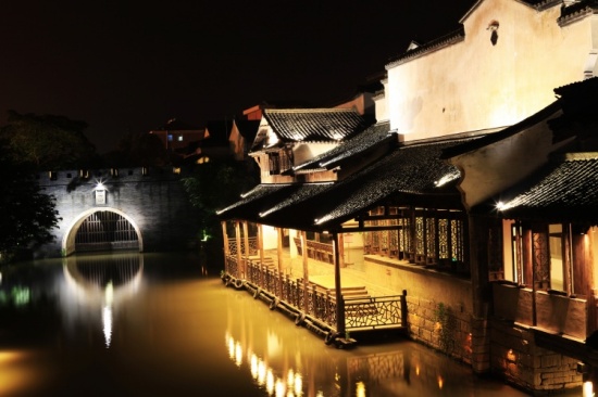 ҹ֮����<span class=lxw>[ע: ͩ�������Թŷ�����ǧ����������������ٺӶ��������Ŷ��У�������紿�ӣ��ǽ���ˮ�硰С�š���ˮ���˼ҡ��ĵ䷶��ͬʱ������������С����û�е���ˮ�����D�Dˮ�������ɴ��ֱ���Ϊ���й�������ˮ�˼ҡ���]</span>-������Ӱ