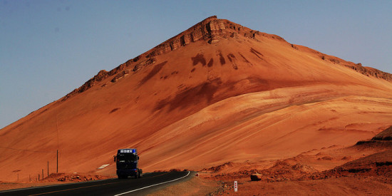 �����½�<span class=lxw>[ע: �½�ά���������-�½�ά���������������£�λ���й�����������166��ƽ�����ռ�й��������������֮һ�����й�������ʡ����������]</span>---����ɽ<span class=lxw>[ע: ����ɽ-����ɽλ����³������в��������˳ơ����������񡱣��⼴����ɽ��������³����ȥ۷�Ƶ�·���У��аٶ๫����������ĺ�ɫɽ�塣]</span>-��������