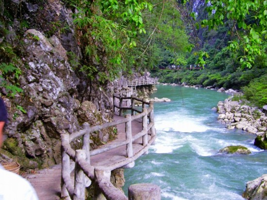 ����<span class=lxw>[ע: ����ʡ-����ʡΪ�й���һ��ʡ�����ǭ����λ���й����ϲ��������Ĵ������죬�Ͻӹ���,�������,�������ϣ����ڱ�γ24��30�䡫29��13�䣬����103��31�䡫109��30�䡣]</span>֮��-��Ȼ�羰