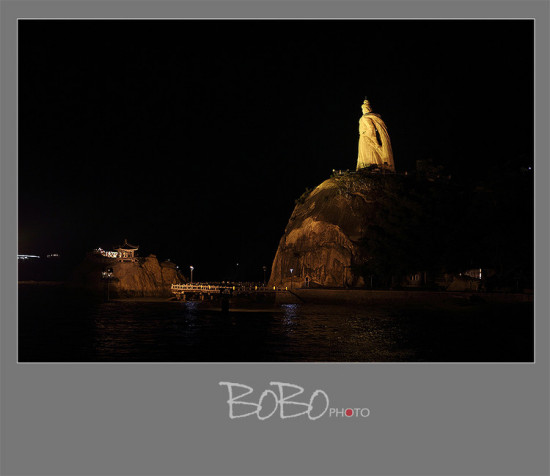 ҹɫ������<span class=lxw>[ע: ������-������λ�ڸ���ʡ���������ϣ������Ÿ�����������1000��֮ң��������һ�пվ�ʯ�������Ĵ�������ģ������������족��]</span>-������Ӱ