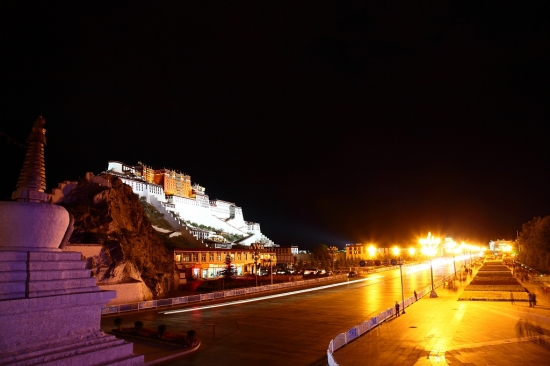 ����<span class=lxw>[ע: ����������λ���л����񹲺͹����ϱ����ظ�ԭ�����ϲ�������78��25����99��06�䣬��γ26��44����36��32��֮�䡣]</span>��������������<span class=lxw>[ע: ��������-����������Ӣ��������the Potala Palace���׳ơ��ڶ�����ɽ���������������׸��������������ĺ�ɽ�ϣ���һ����ģ���Ĺ���ʽ����Ⱥ��]</span>-���ϵ���