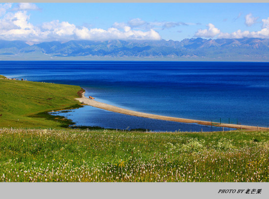 �����½�<span class=lxw>[ע: �½�ά���������-�½�ά���������������£�λ���й�����������166��ƽ�����ռ�й��������������֮һ�����й�������ʡ����������]</span>֮����ľ��<span class=lxw>[ע: �½�ά������������������Ϻ���Ȫ�ؽӽ紦������ľ���ֳ���̨���ӣ�������454ƽ��������溣��2073�ף�ˮ��Լ90�ף�����ɽ������ˮɫ��̣���������ʯ��]</span>-��������