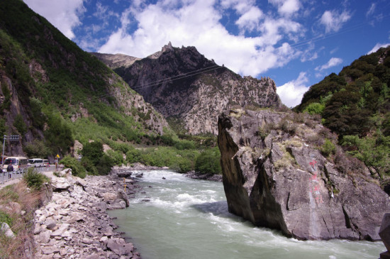 ��������֥<span class=lxw>[ע: ��֥Ϊ�й�������������Ͻ��һ��������λ�����ض�����ƽ������3100�ס������Լ11.7��ƽ������˿�14��ࡣ��֥������Ȼ�����������]</span>��·��-���ϵ���