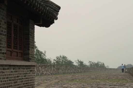 �Ͼ�������<span class=lxw>[ע: ������-�����£��ֳƹż����£�λ�ڼ���ɽ��´ɽ���ϣ����Ͼ�����ϵ���ɲ֮һ������ɽ���ӾŻ�ɽ�������������������¥�ڣ�ɽ��62�ף���ɽ�ƻ�Բ�Ƽ�����������]</span> �� ����ǽ<span class=lxw>[ע: ����ǽ����ָ�ҹ������������˽��ĳǹ���ǽ���ֽ񱣴��Ϊ��õ�����������ǽ���Ͼ�����ǽ�ȡ�]</span> �� �����<span class=lxw>[ע: �����λ���Ͼ��ж�����ǽ�⣬�������źͽ����������������1909���Ϊ��԰����ʱ��Ԫ�����԰�����������޹�԰������ȡ���������������Σ��ܳ�Լ10���ռ�����437���꣬ˮ��Լ368���ꡣ]</span>-��Ȼ�羰