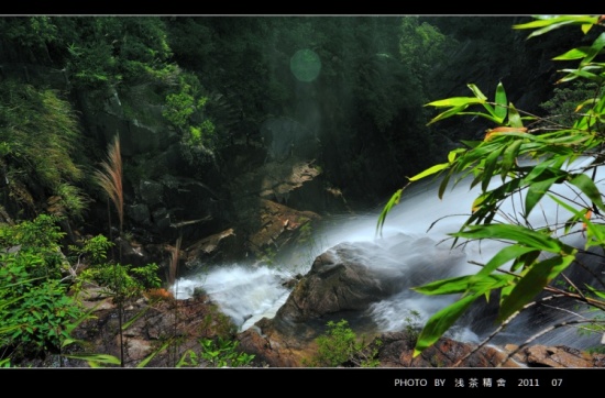 ����ɽ<span class=lxw>[ע: ����ɽ-����ɽ���й���Ϊ��ϡ��ԭʼ�ȴ�������֮һ������ٹ�·��ˮ���ڴ���21�����ʡ����ͨ������ɽɭ�ֹ�԰ӵ�к���ɽɫ�����͵��֡�����Ϫ̶��������ľ���滨��ݡ�����ϡ�ޡ��Ҷ���ʯ���ڶ���Ȼ���ξ��ۣ�]</span>��-��Ȼ�羰