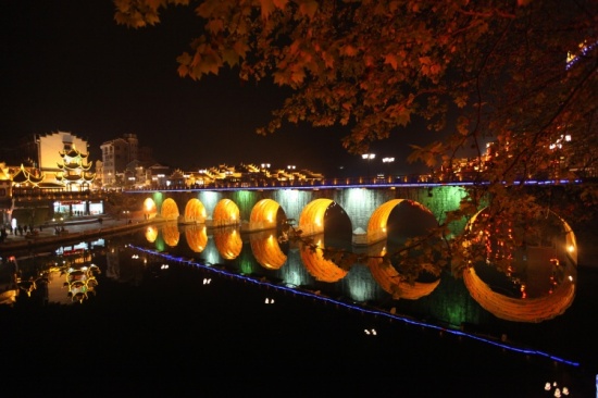 ����<span class=lxw>[ע: ����ʡ-����ʡΪ�й���һ��ʡ�����ǭ����λ���й����ϲ��������Ĵ������죬�Ͻӹ���,�������,�������ϣ����ڱ�γ24��30�䡫29��13�䣬����103��31�䡫109��30�䡣]</span>��Զ<span class=lxw>[ע: ��Զ��-��Զ������ǭ�����ݣ�λ�ڹ���ʡ��������ɽ�����ǹ��ݸ�ԭ������������ɵ�б�µش�����������»Σ��������롢���ӣ�����ʩ����]</span>���ų�ҹɫ-���ϵ���