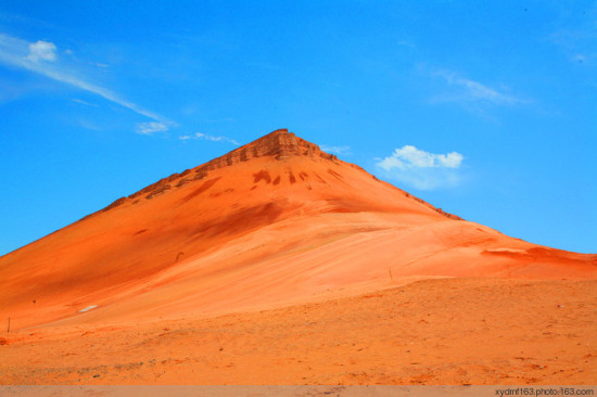 ����ɽ<span class=lxw>[ע: ����ɽ-����ɽλ����³������в��������˳ơ����������񡱣��⼴����ɽ��������³����ȥ۷�Ƶ�·���У��аٶ๫����������ĺ�ɫɽ�塣]</span>��-��Ȼ�羰