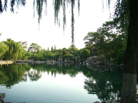 �����ɾ�--��������̶<span class=lxw>[ע: ����̶Ҳ������̶������Ȫ��λ��ɽ��ʡ��������������̷��԰��԰�ڣ�������̶ȪȺ����ҪȪ��֮һ������̶�ӹ�԰�в����ݡ�ˮ��ע�����أ���κ��ǰ������Ƭˮ���ƾ��أ��Ǵ�������һ�硣]</span>-��Ȼ�羰