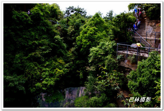 Ԭ�ҽ��������<span class=lxw>[ע: natural bridge ���º����ܶ��Ķ��������,���ӹȵĲ���������¹կ�����������Ű�,���������������,�м����ն�����״��]</span>-��Ȼ�羰