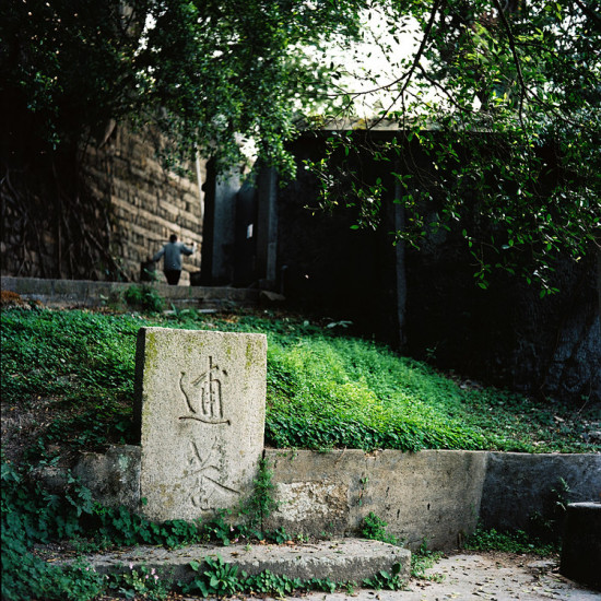 ������<span class=lxw>[ע: ������-������λ�ڸ���ʡ���������ϣ������Ÿ�����������1000��֮ң��������һ�пվ�ʯ�������Ĵ�������ģ������������족��]</span>��ͼһ-��Ȼ�羰