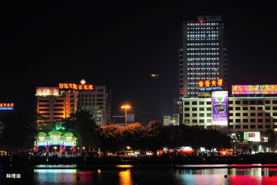 ����<span class=lxw>[ע: ������-������λ�ڹ㶫ʡ�����������������Ρ����������1.5��ƽ������˿�390������Ͻ�ж��������������͹��������졢�⿪������4�أ����ܸ�Ҫ���Ļ�2���ؼ��У�������ʡ����������¼�����ҵ��������]</span>���ĺ�-������Ӱ